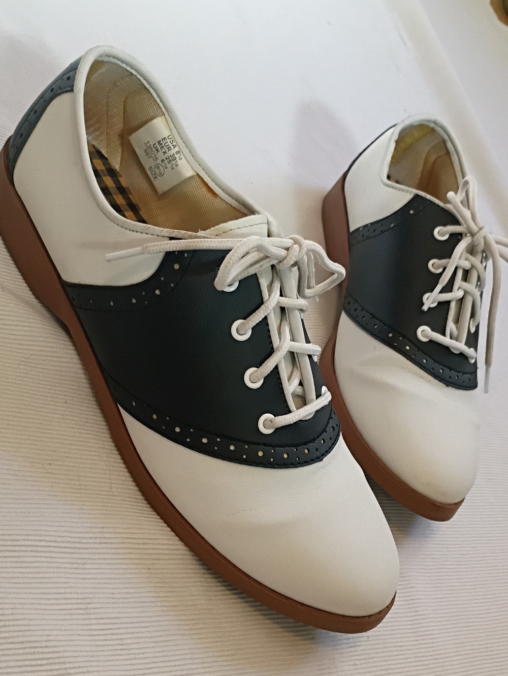 Predictions Classic Two-Tone Women’s Oxford Lace-Up Shoes
